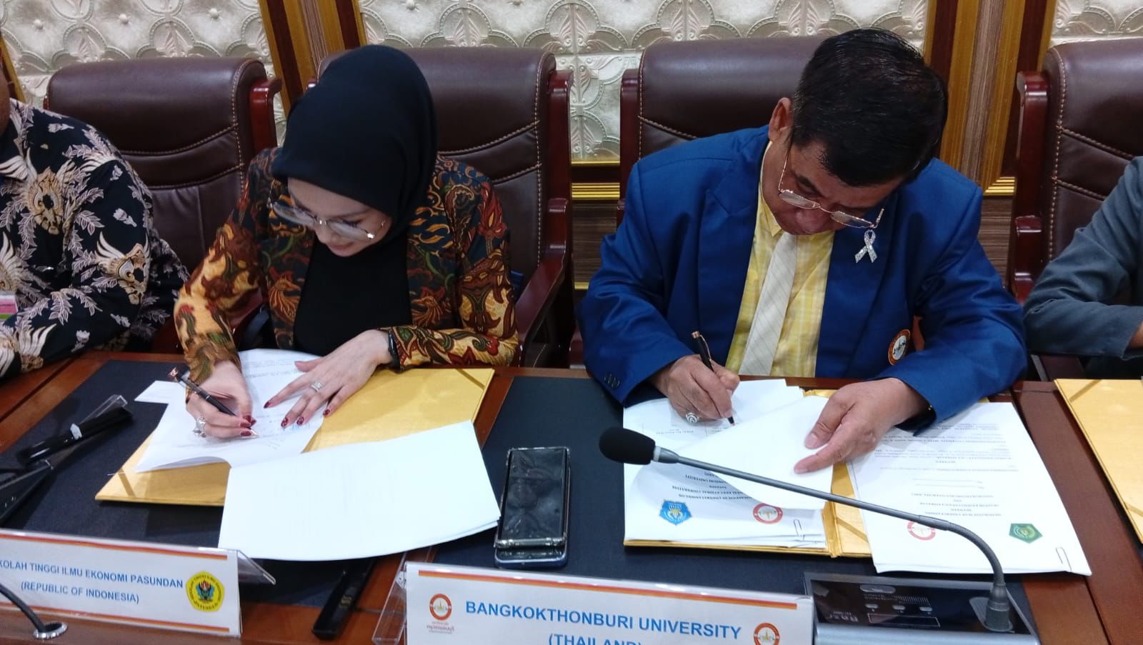 Penandatanganan kerja sama Tri Dharma antara STIE Pasundan Bandung dan University Thonburi Thailand telah dilaksanakan pada tanggal 20 April 2026 di Bangkok